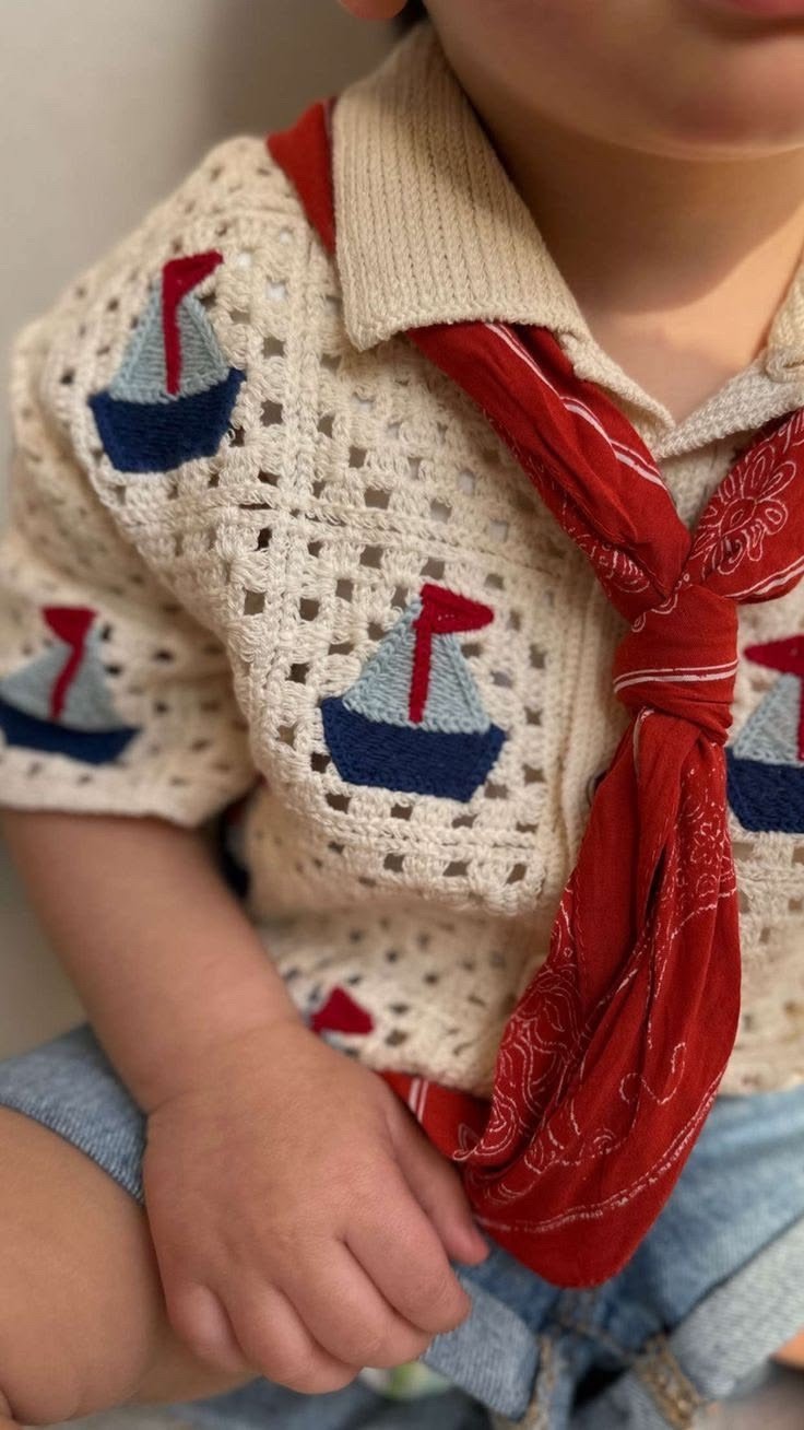 Detalhe da camisa de barquinhos com lenço vermelho