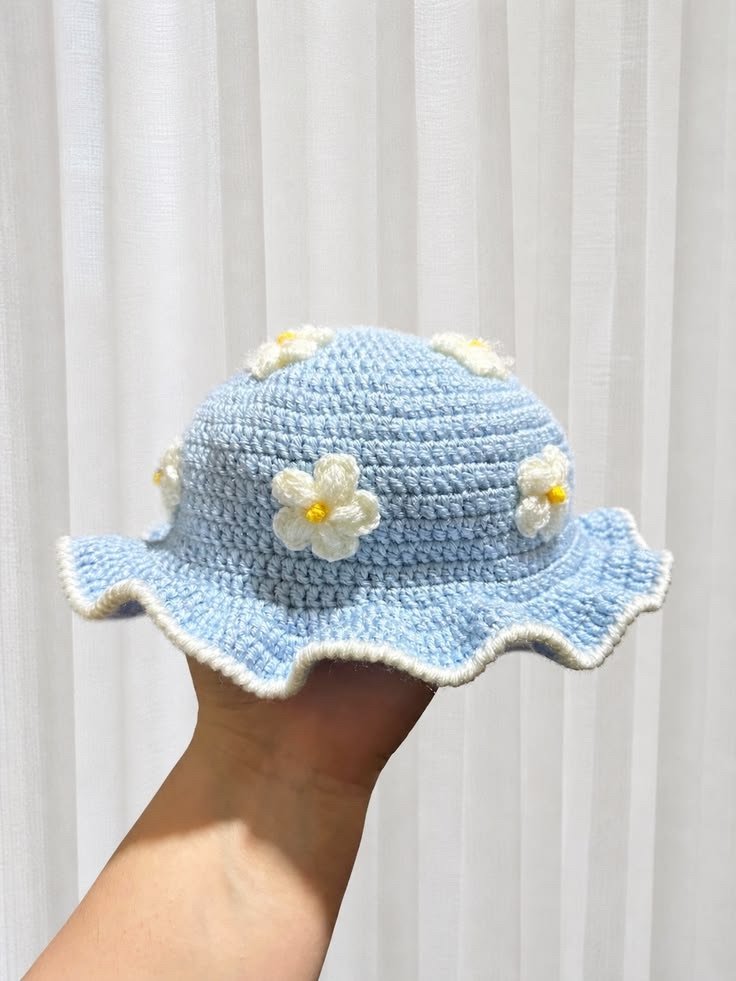 Chapéu azul de crochê com margaridas